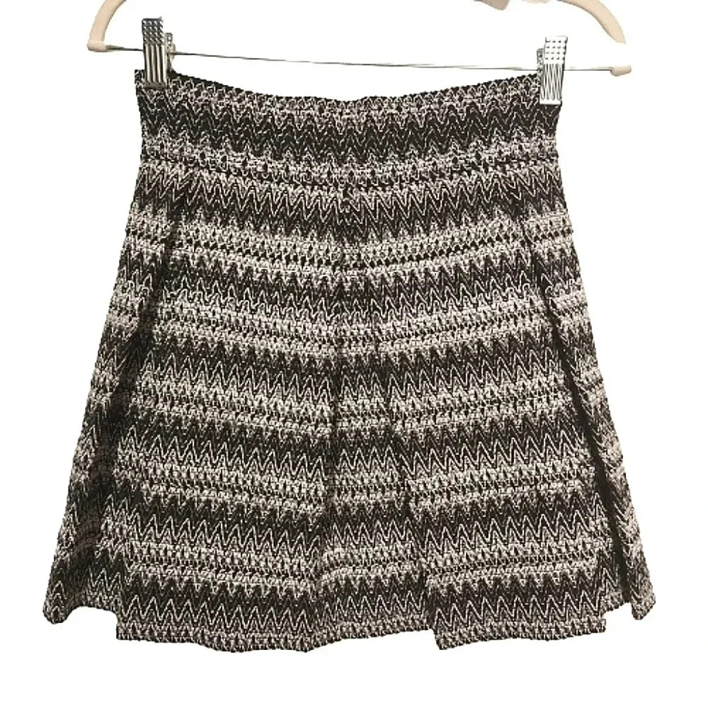 NWOT AKIRA black and silver back zip pleated mini skirt Size Small